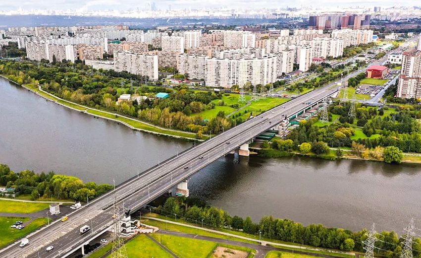 Три километра перил обновят на мостах, путепроводах и в тоннелях Москвы