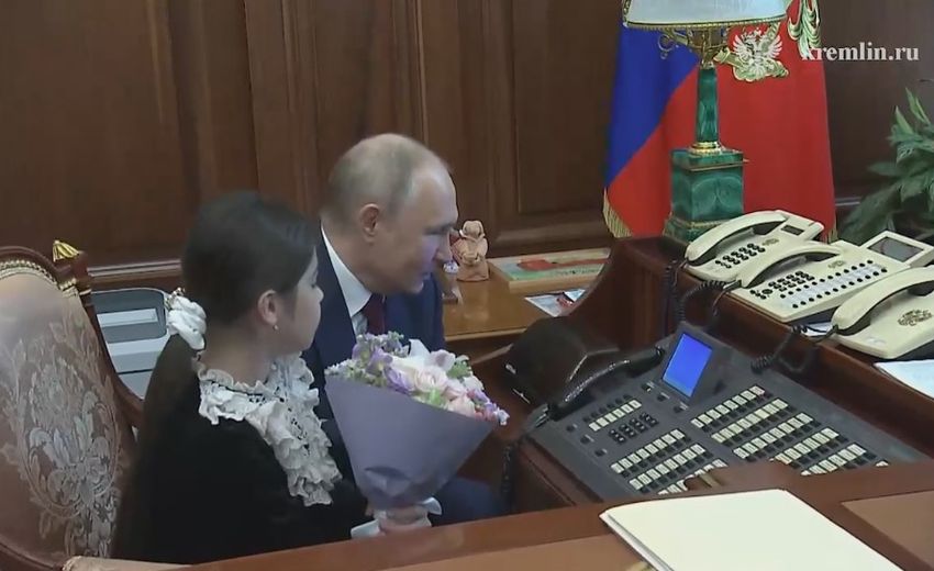 Путин усадил девочку из Дербента в президентское кресло