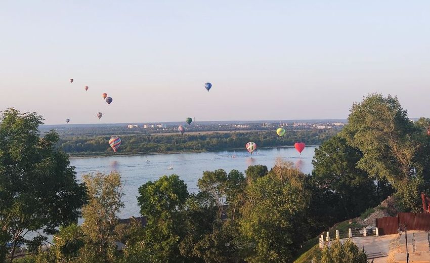 Гигантские шары можно увидеть в небе Нижнего Новгорода