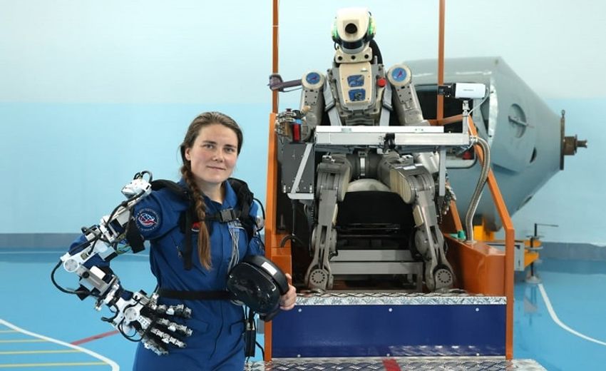 Космонавт Анна Кикина облачилась в костюм антропоморфного робота