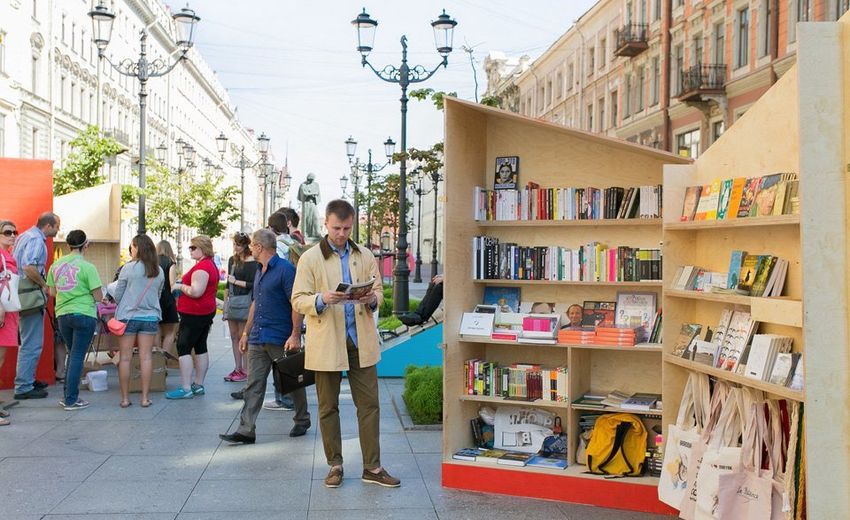 Книжные аллеи в Санкт-Петербурге работают последнюю неделю